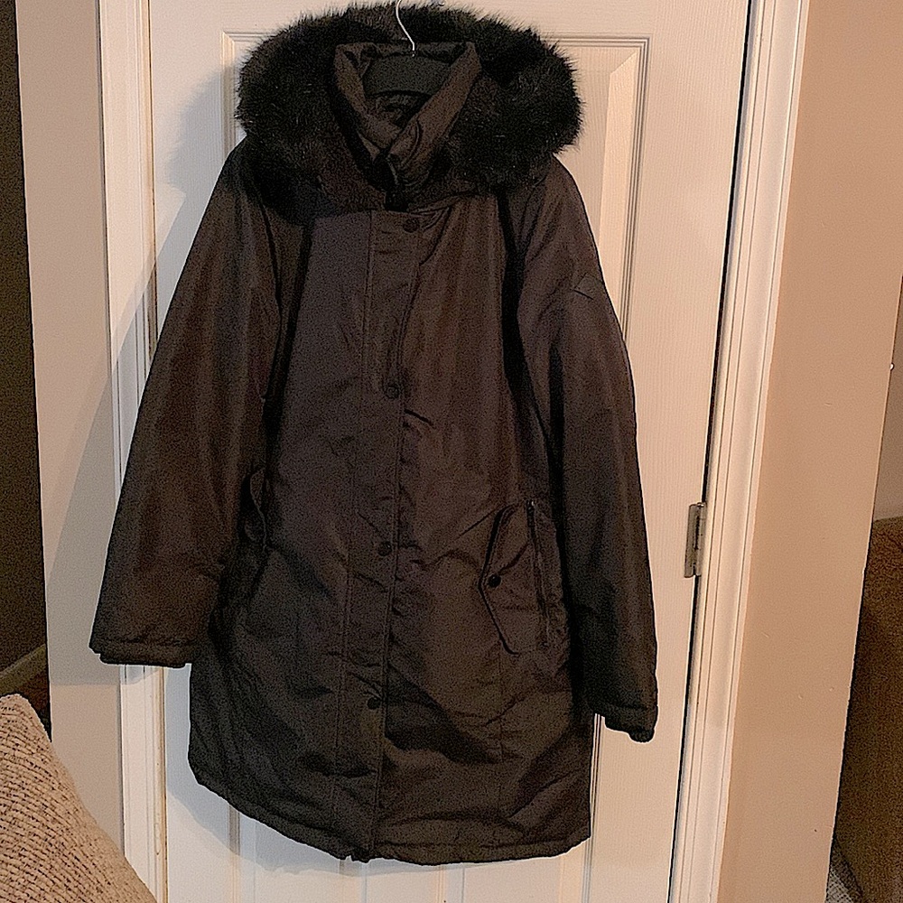 St. John’s Bay black hooded winter coat. Size L.